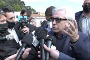 Nino D’Angelo e la polemica coi neomelodici: “Ripristiniamo la dicitura ‘cantante napoletano'” Nino D’Angelo e la polemica coi neomelodici: “Ripristiniamo la dicitura ‘cantante napoletano'”