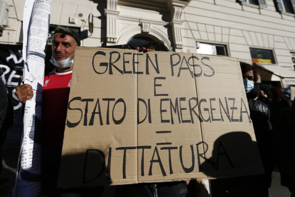 Foto Cecilia Fabiano/ LaPresse 
15 Ottobre   2021 Roma (Italia)
Cronaca: 
Primo Giorno di controllo Green Pass  al lavoro 
Nella Foto : protesta contro il green pass a piazza di Porta Maggiore  

Photo Cecilia Fabiano/ LaPresse
October 15 , 2021  Rome (Italy) 
News  : 
Green pass certification obligation first day of document check at work 
In the Pic : some people protests against Green Pass certification