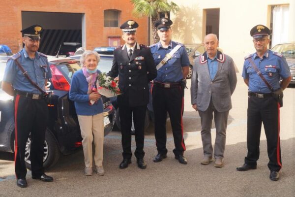 Derubata dalla badante, a 90 anni nonna Zina ‘incastra’ la domestica e la fa arrestare