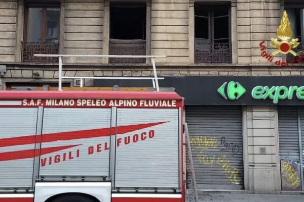 Trovata morta nella casa in fiamme, si indaga per omicidio: ex sarta uccisa con un ferro da stiro