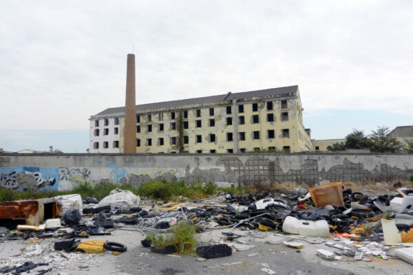 Niente asili, scuole e biblioteche: tra degrado e abbandono per le periferie non c’è futuro