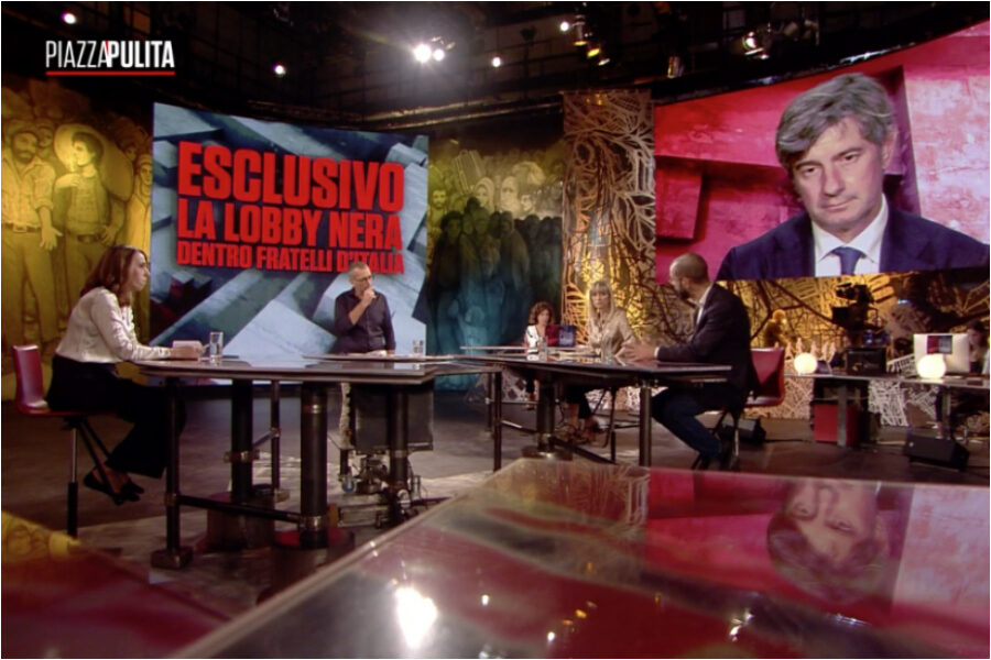 In Italia spuntano i “giornalisti sotto copertura”: 3 anni di barbe finte per scoprire qualche saluto romano e disinvoltura su piccoli rimborsi elettorali