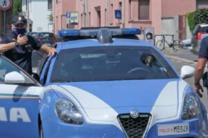 Terrorismo, arrestato a Roma il fondatore della ‘Jihad bianca’: trovati in casa lame, bastoni e il Mein Kampf