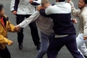 14enne accoltellato a Forcella, 19enne colpito da proiettile, auto in fiamme: il bollettino di sangue di Napoli