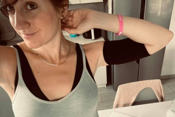 Scopre di avere un tumore al seno a 32 anni, l’appello di Rossella: “Ragazze toccatevi le tette”