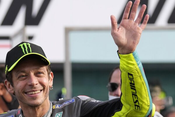 L’ultimo ballo italiano di Valentino Rossi, l’inchino del Dottore: “Così bello che quasi non corro le ultime”