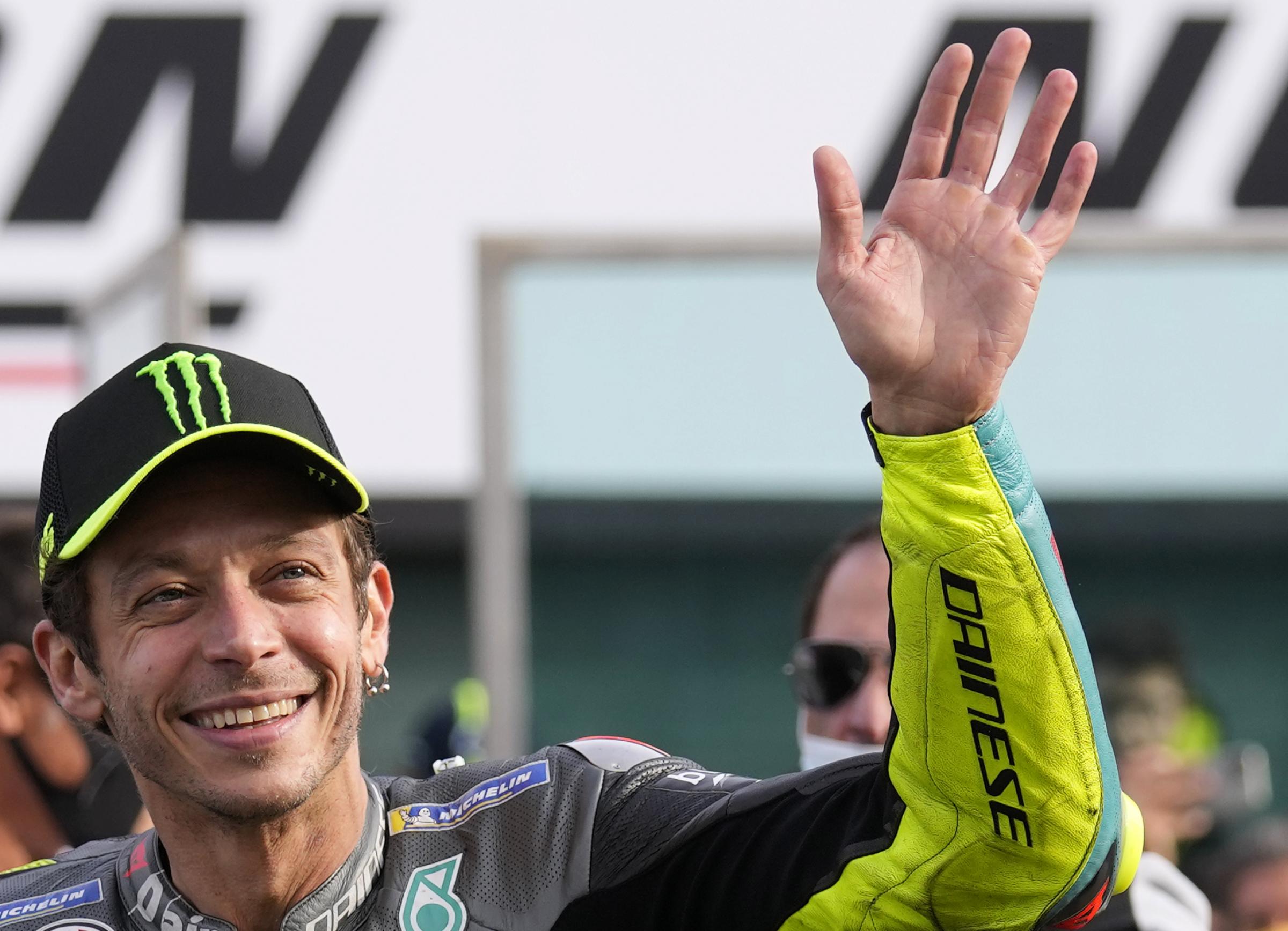 L’ultimo ballo italiano di Valentino Rossi, l’inchino del Dottore: “Così bello che quasi non corro le ultime”