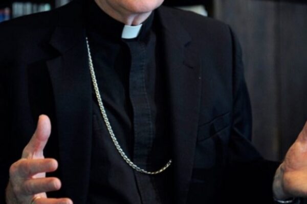 Abusi su un 13enne accolto nella sua ‘comunità’, arrestato don Livio: aveva vinto il premio ‘Padre Pio’ Abusi su un 13enne accolto nella sua ‘comunità’, arrestato don Livio: aveva vinto il premio ‘Padre Pio’