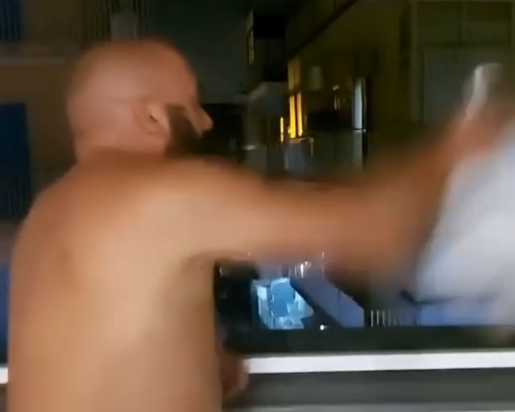 Emula Siani (“Jamme ja”) e lancia sacchetto della spazzatura dal balcone: il video virale sui social