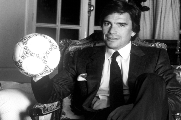 È morto Bernard Tapie, ex ministro e presidente del Marsiglia campione d’Europa