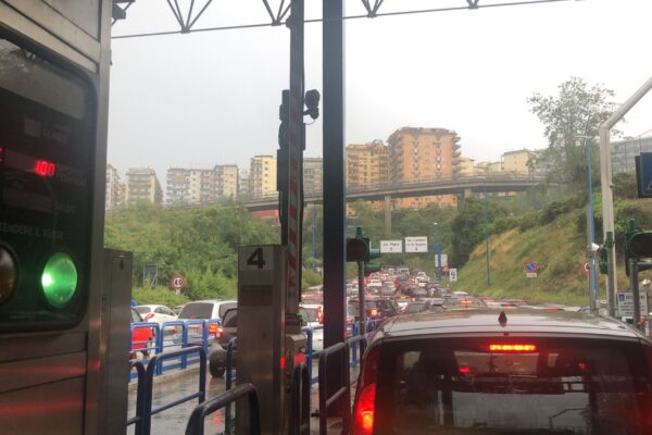 Caos traffico a Napoli, auto in fiamme e nubifragio: Vomero completamente bloccato