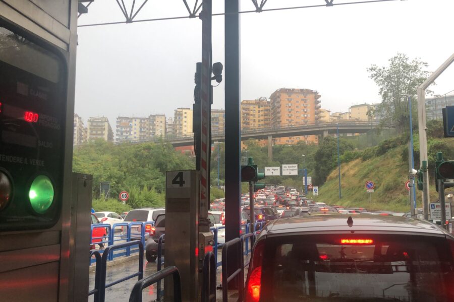 Caos traffico a Napoli, auto in fiamme e nubifragio: Vomero completamente bloccato