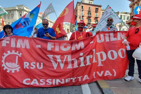 La rabbia degli operai Whirlpool: “Non siamo oggetti”