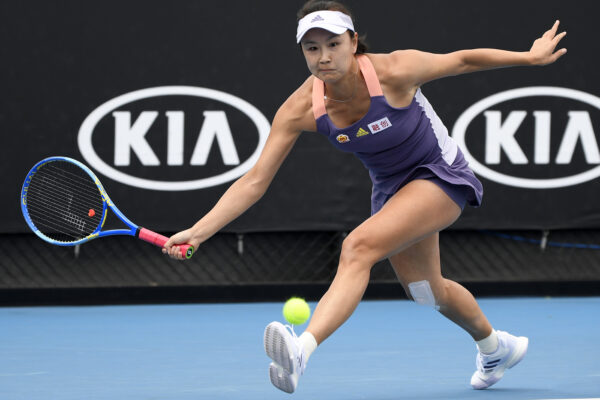 Peng Shuai, il giallo della tennista scomparsa: sui media cinesi una mail ‘farsa’ in cui smentisce gli abusi sessuali