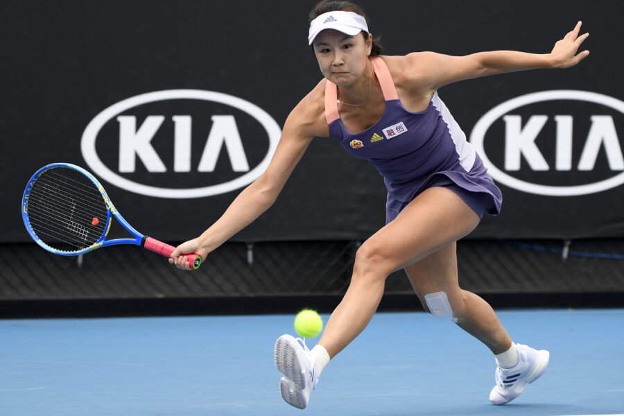 Peng Shuai, il giallo della tennista scomparsa: sui media cinesi una mail ‘farsa’ in cui smentisce gli abusi sessuali