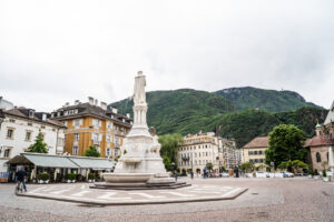 Zone rosse, tornano le restrizioni e il coprifuoco: in Alto Adige incubo Covid, bar e ristoranti chiusi alle 18