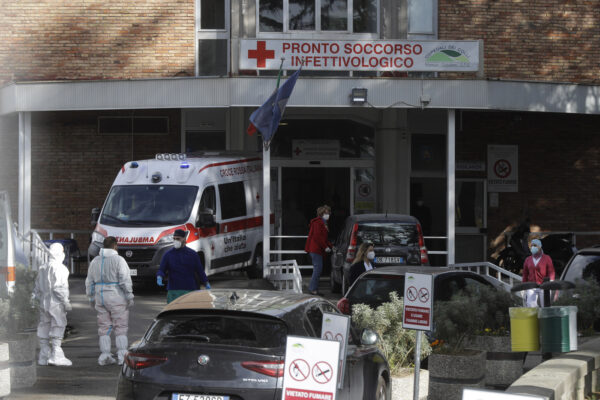 IMMAGINE DI REPERTORIO Paramedics and ambulances stand outside the first aid department of the Cotugno hospital in Naples, Italy, Friday, Nov. 13, 2020. The pandemic has heightened the urgency of the plight of those seeking medical care in public hospitals in Italy’s economically under-developed south.(AP Photo/Gregorio Borgia)