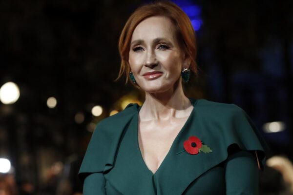 La guerra tra terf e trans di JK Rowling, l’autrice di Harry Potter minacciata di morte: “Potrei tappezzarci casa”