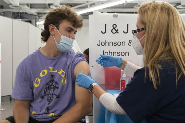 Vaccinati Johnson&Johnson, via libera al richiamo dopo 6 mesi: “Pfizer o Moderna”
