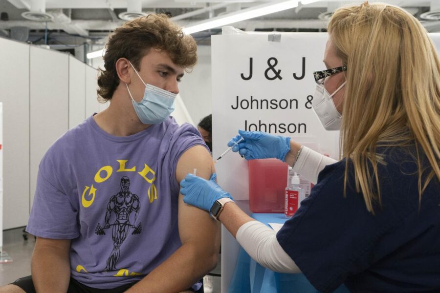 Vaccinati Johnson&Johnson, via libera al richiamo dopo 6 mesi: “Pfizer o Moderna”