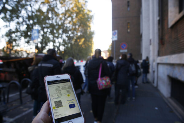 Foto Cecilia Fabiano/ LaPresse 
15 Ottobre   2021 Roma (Italia)
Cronaca: 
Primo Giorno di controllo Green Pass  al lavoro 
Nella Foto : i controlli agli uffici pubblici

Photo Cecilia Fabiano/ LaPresse
October 15 , 2021  Rome (Italy) 
News  : 
Green pass certification obligation first day of document check at work 
In the Pic : check in public office