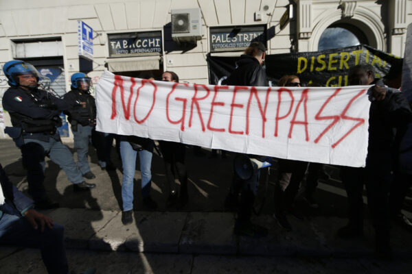 Foto Cecilia Fabiano/ LaPresse 
15 Ottobre   2021 Roma (Italia)
Cronaca: 
Primo Giorno di controllo Green Pass  al lavoro 
Nella Foto : protesta contro il green pass a piazza di Porta Maggiore  

Photo Cecilia Fabiano/ LaPresse
October 15 , 2021  Rome (Italy) 
News  : 
Green pass certification obligation first day of document check at work 
In the Pic : some people protests against Green Pass certification