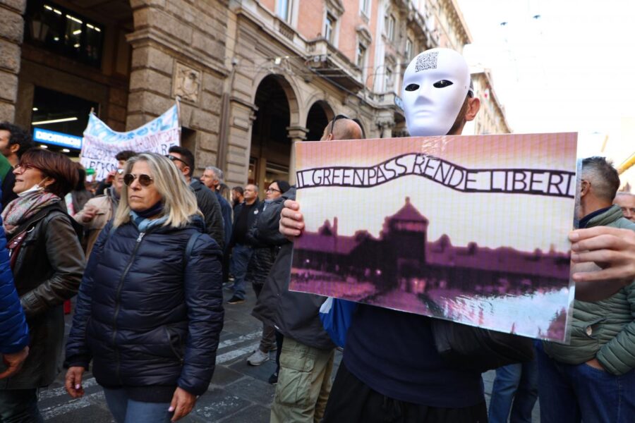 No Vax e No Green Pass, stretta sulle proteste in piazza: “Solo sit-in, lontani dal centro, e con le mascherine”