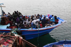 Mediterraneo, infuria la tempesta: 1.000 profughi rischiano di affogare