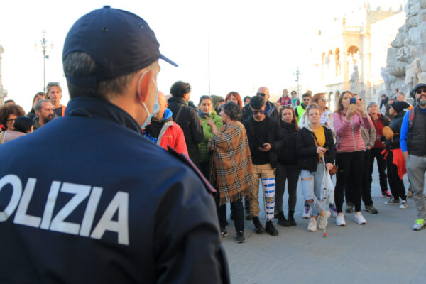Foto Duccio Pugliese/LaPresse 18 ottobre 2021 Trieste, Italia cronaca La protesta No Green Pass a Trieste.Nella foto: migliaia di manifestanti No Green Pass in piazza Unità d’Italia contro l’obbligo di green passPhoto Duccio Pugliese/LaPresse October 18, 2021 Trieste, Italy news No Green Pass protest at the port of Trieste in Unità d’Italia square