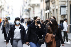 Quarantena Covid, il ministero cambia le regole: per i non vaccinati passa da 10 a 5 giorni