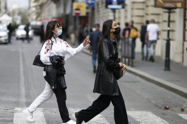 Foto Cecilia Fabiano/ LaPresse 
08 Novembre   2021 Roma (Italia)
Cronaca: 
Si alzano i contagi aumentano le mascherine in strada   
Nella Foto : persone camminano in Via Del Corso indossando la mascherina 

Photo Cecilia Fabiano/ LaPresse
November 08, 2021  Rome (Italy) 
News : 
rising coronavirus contagion , increasing people wearing facial masks in the streets 
In the Pic :People walking in via Del Corso with facial safety masks