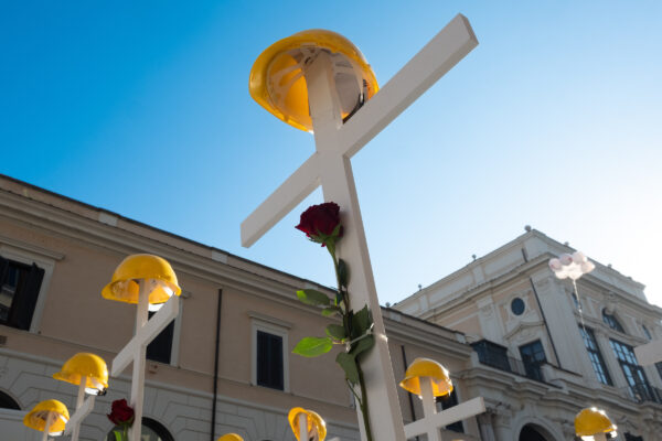Morti sul lavoro, cade dal lucernario per 15 metri: operaio 25enne perde la vita