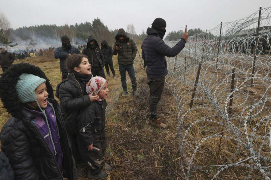 La superbia dei potenti che credono di fermare la storia con i nuovi muri