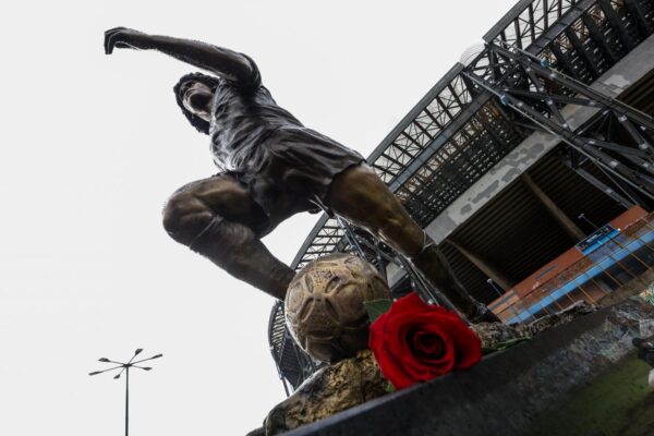 Maradona, statua fantasma e anniversario flop: Napoli perde, la lezione dei tifosi argentini