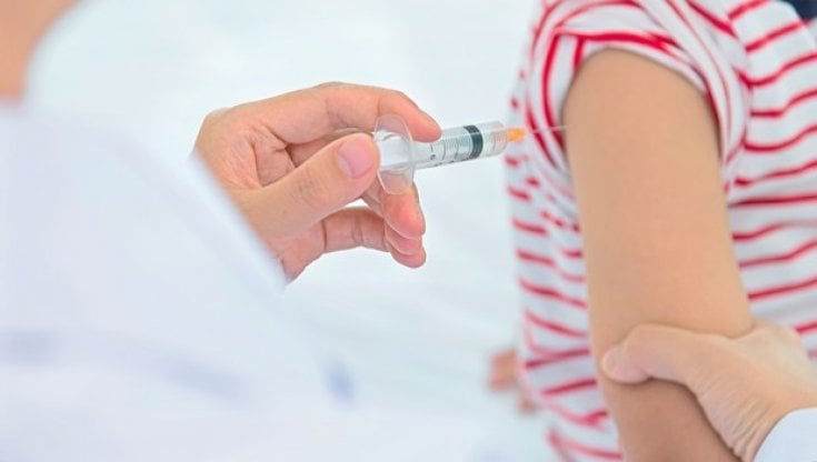 Vaccino ai bimbi tra 5 e 12 anni, decisione a fine novembre: priorità ai fragili ed effetti collaterali