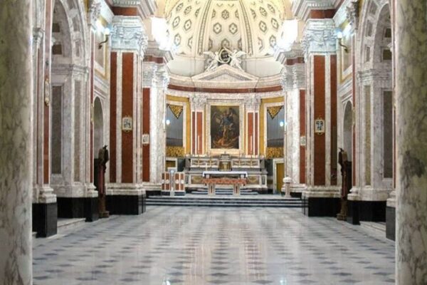 Troppo dolore per la morte della moglie, uomo entra in chiesa e si uccide