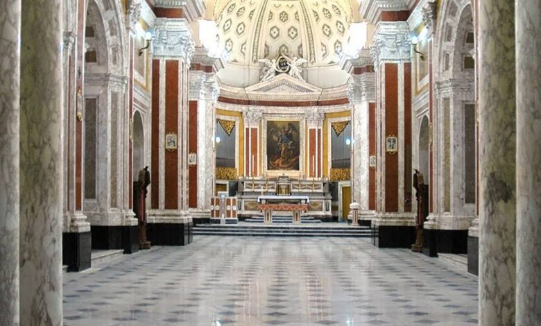 Troppo dolore per la morte della moglie, uomo entra in chiesa e si uccide