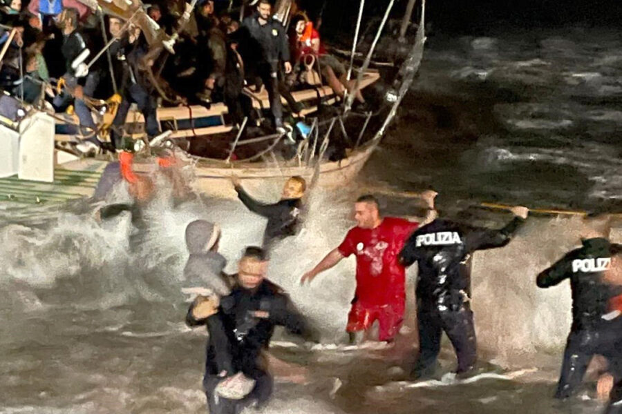 Che emozione vedere quei poliziotti fradici che salvano 88 naufraghi
