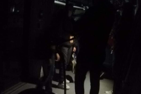 Circumvesuviana bloccata per 45 minuti in galleria, passeggeri al buio tra panico, lacrime e malori: “Non si respirava”