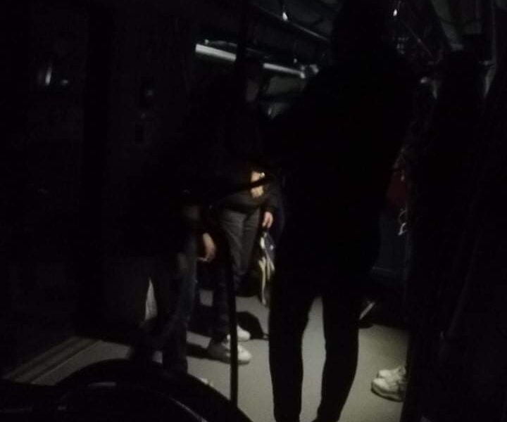 Circumvesuviana bloccata per 45 minuti in galleria, passeggeri al buio tra panico, lacrime e malori: “Non si respirava”