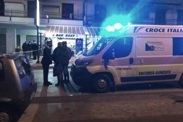 Agguato camorra, due uomini in fin di vita, altri due feriti per errore: “Idraulico comprava birre”