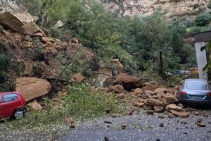 Maltempo, frana nel parco Mergellina travolge auto e guardiola: donna miracolata