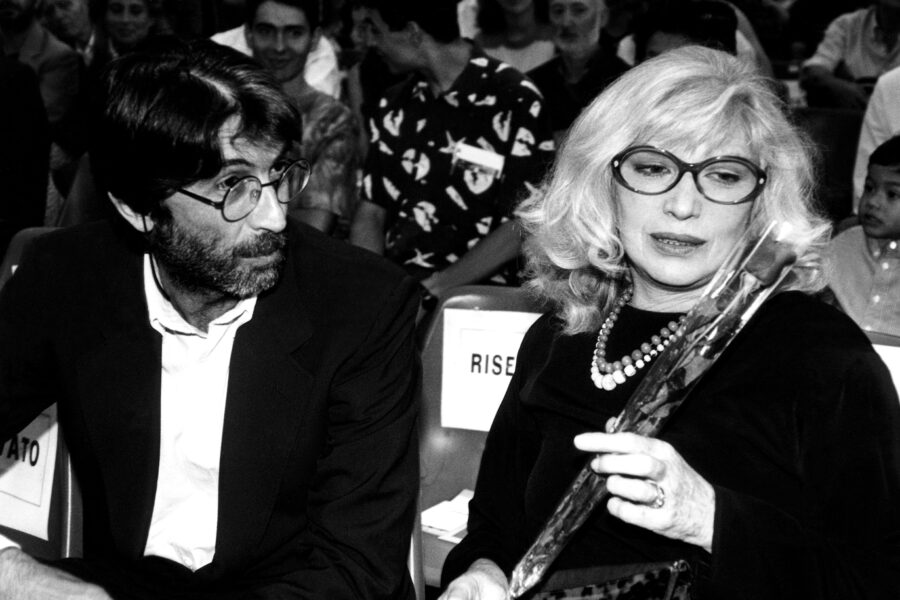 © LAPRESSE
ANNI ’90 ROMA
SPETTACOLO
NELLA FOTO: L’ATTRICE MONICA VITTI CON IL MARITO ROBERTO RUSSO.
BUSTA 273