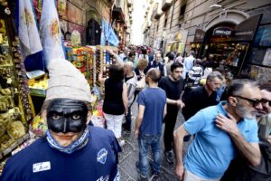 Foto PRE-COVID LaPresse – Alessandro Pone 25 Aprile, Napoli (Italia) Cronaca Napoli, grande affluenza di turisti in occasione del ponte del 25 aprile. Turisti in via San Biagio dei Librai. Photo LaPresse – Alessandro Pone 25 April, Naples Large number of tourists in Naples for the holiday of April 25th. Tourists in Via San Biagio dei Librai.