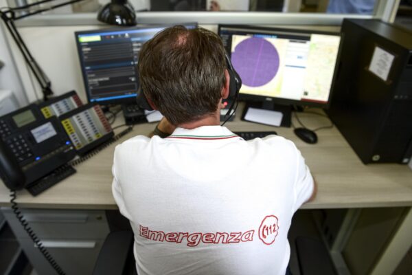 “Mi uccido”, chiama il 112 per dire addio ai familiari: operatore lo tiene occupato e i carabinieri lo salvano