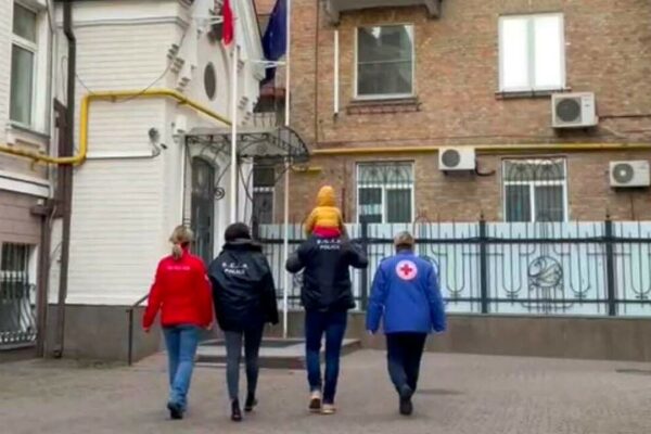 Bimba abbandonata in Ucraina, la madre: “Non la sentivo come mia figlia”