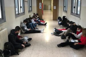 Professore rifiuta di fare lezione agli studenti in gonna: la storia della ‘rivolta’ di alunni e dirigente del ‘Bottoni’ di Milano