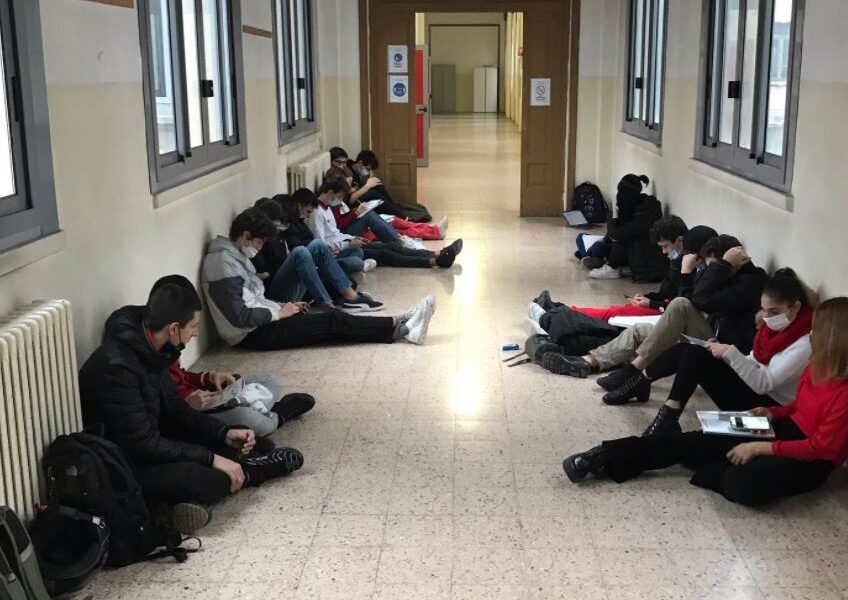 Professore rifiuta di fare lezione agli studenti in gonna: la storia della ‘rivolta’ di alunni e dirigente del ‘Bottoni’ di Milano