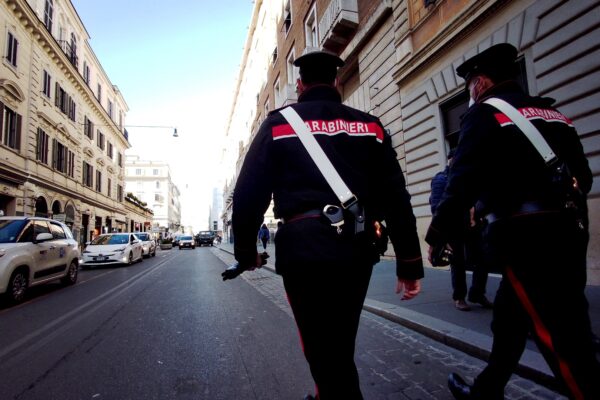 Napoli, carabiniere in pericolo di vita: cede tettoia e precipita nel vuoto durante controlli