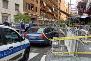 Crolla impalcatura, operaio di 67 anni precipita su auto in sosta: è grave